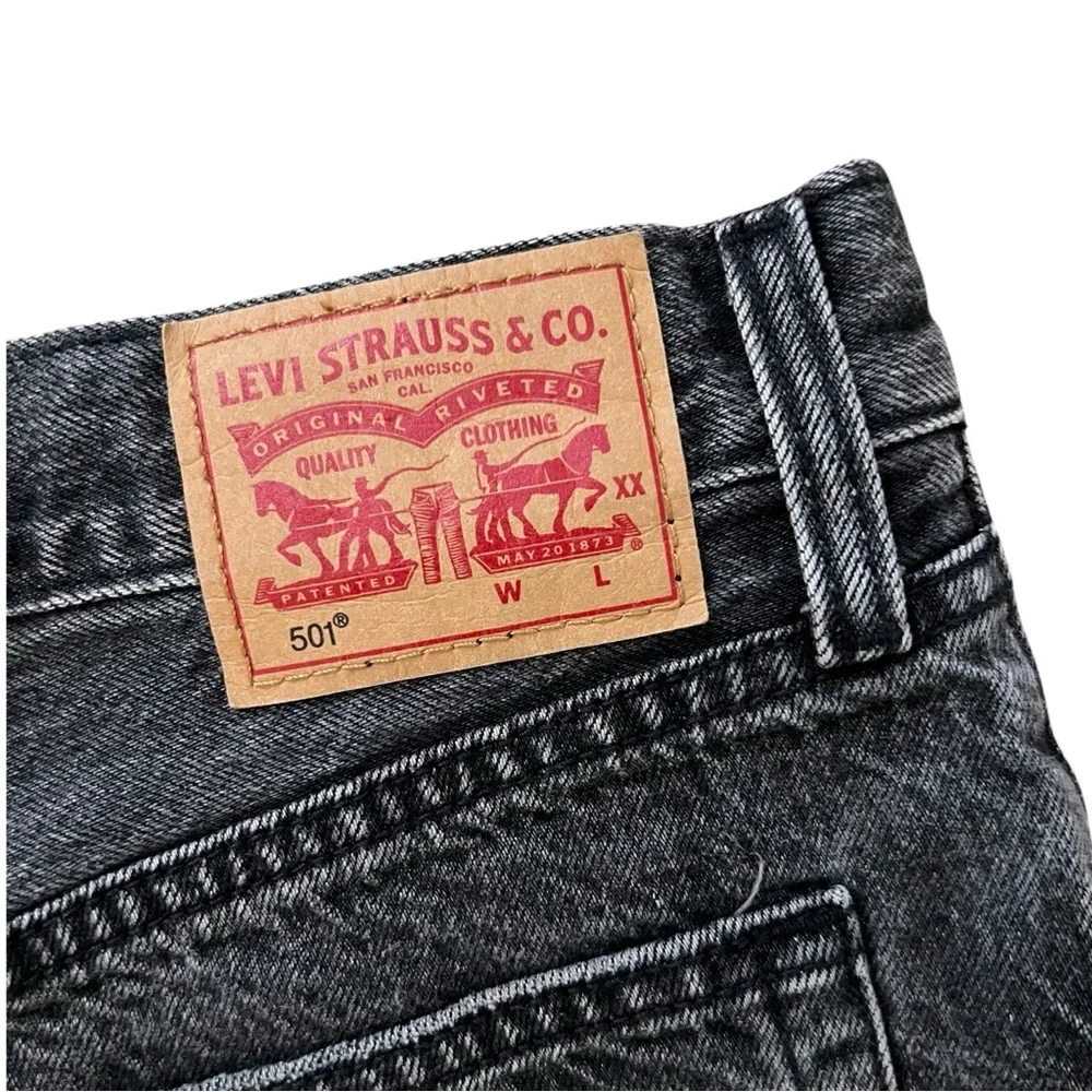 Levi's 501 Button-Fly Black Jean Shorts Cut-Off Size 29 - Picture 4 of 6